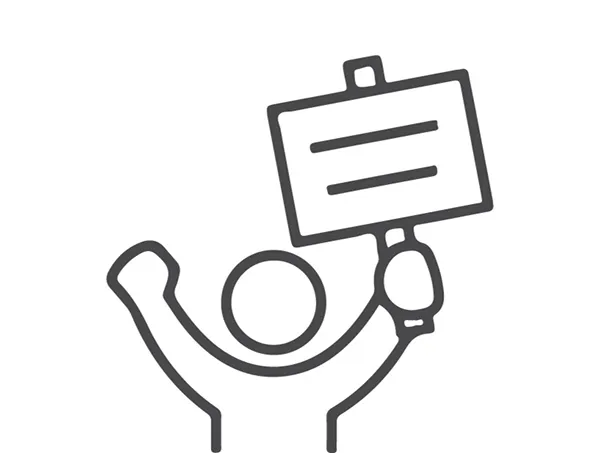 Person hebt Schild hoch