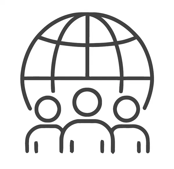 Drei Personen vor einer Weltkugel