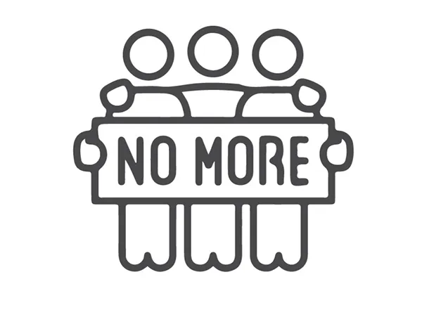 Drei Personen halten ein Schild mit der Aufschrift „NO MORE“