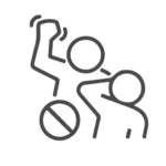 Eine Person schlägt, andere schützt sich