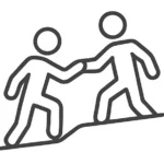 Eine Person hilft einer anderen, eine Steigung hinauf