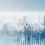 Abstrakte Grafik mit Linien- und Balkendiagrammen vor verschwommenem Stadt-Hintergrund.